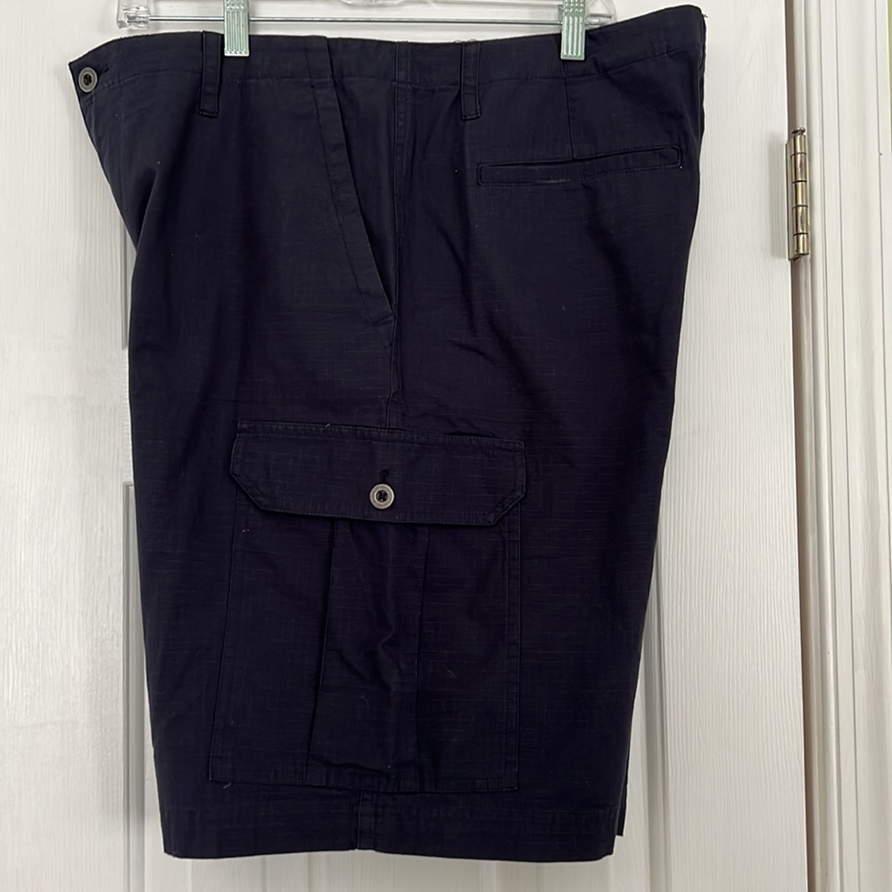 Men’s Club Room Cargo Shorts.Sz-36 waist.EUC.Color-Navy